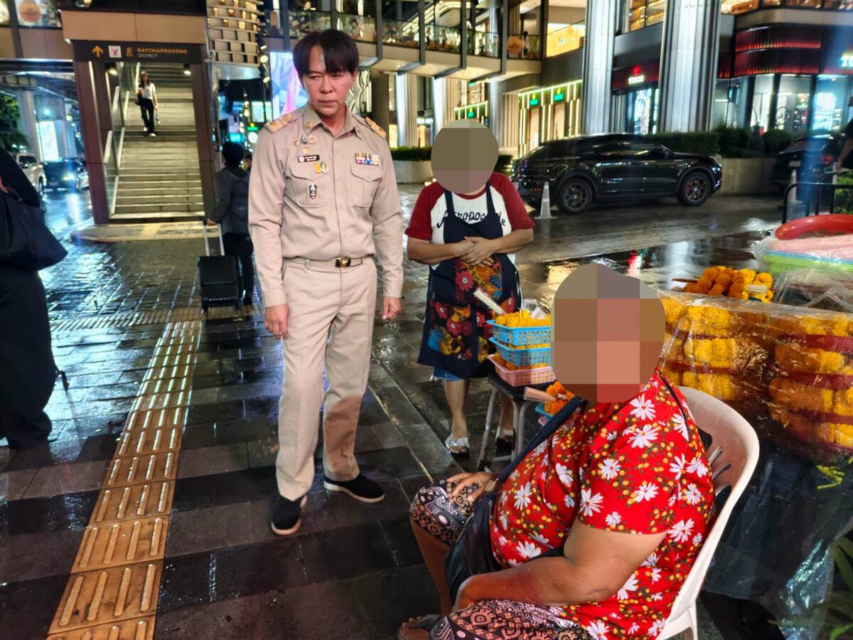 เขตปทุมวันเคลียร์แผงลอยแยกราชประสงค์ คืนทางเท้าให้ประชาชนเดินสะดวก