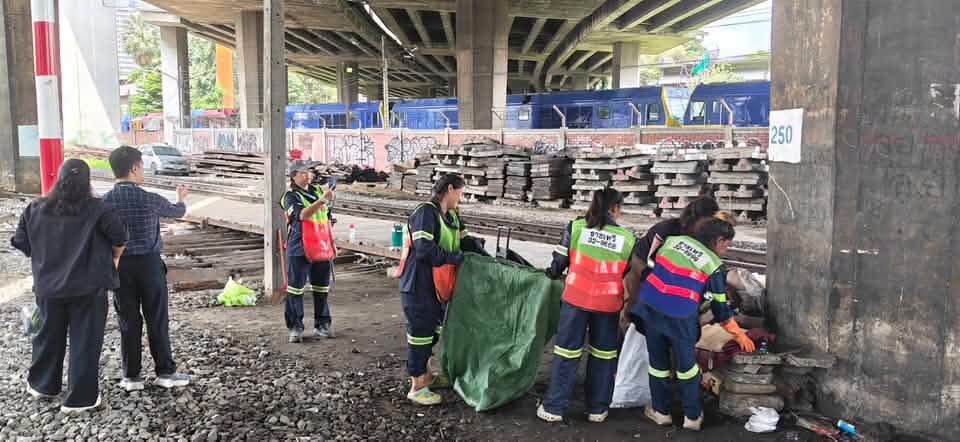เขตราชเทวีจับมือ รฟท. และตำรวจมักกะสัน จัดระเบียบคนไร้บ้านหน้าสถานีรถไฟ