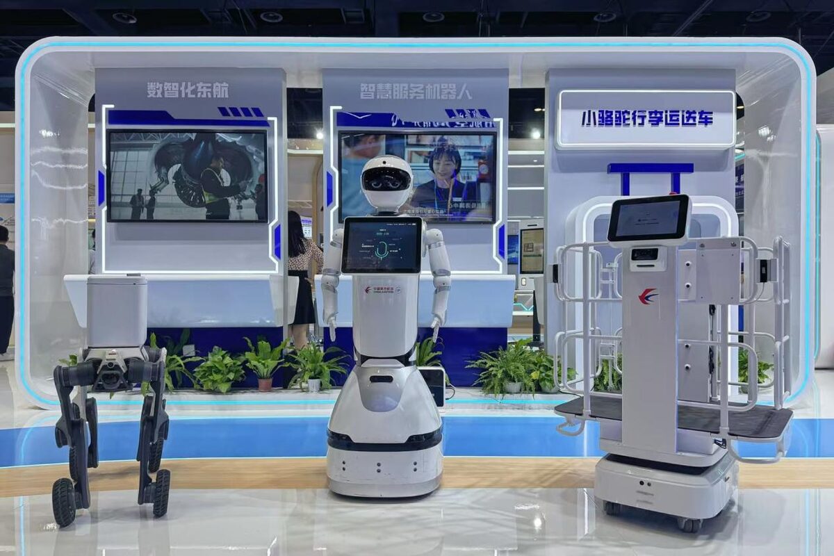 China Eastern Airlines Showcases Robots and AI Passenger Services at CATA Beijing