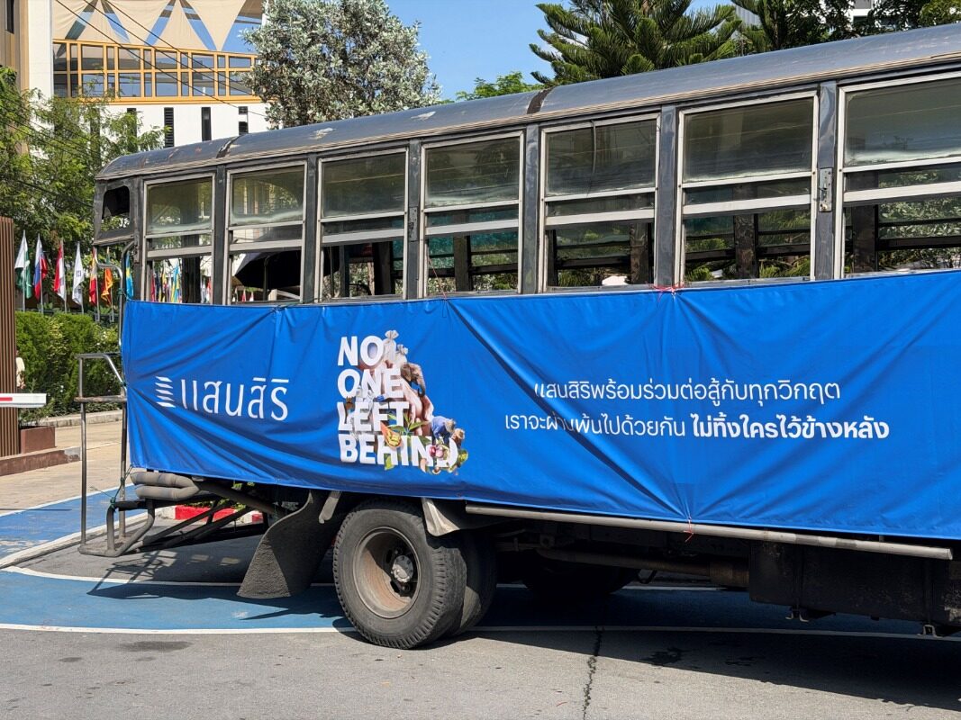 แสนสิริ ส่งรถรับส่งช่วยผู้ประสบภัยน้ำท่วมย่านร่มเกล้าและลาดกระบัง