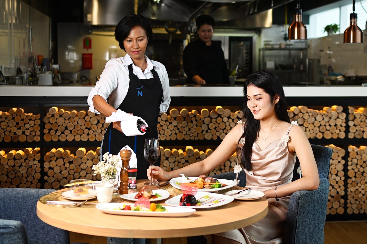 บริการไวน์ที่โต๊ะ 145°F Grill & Bar โนโวเทล บางกอก อิมแพ็ค